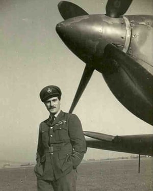 Wing Commander Paul Farnes standing in front of a Spitfire
